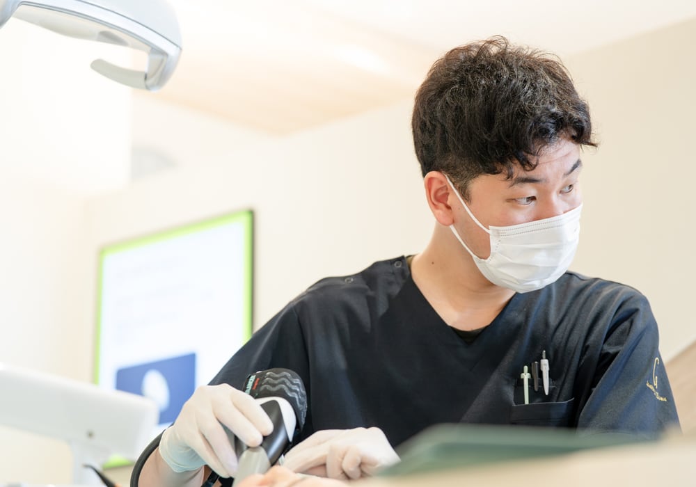 診療にあたる若手歯科医師|研修医の声|やまむら総合歯科・矯正歯科